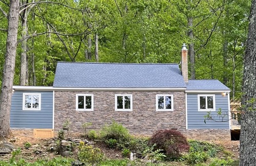 Hood Cottage | An elegantly appointed house tucked in the Virginia Mountainside.
