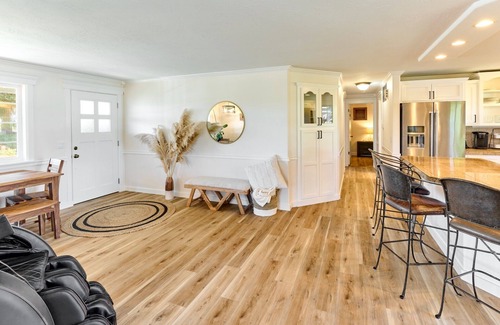 Woodburn House | An Entertainment Oasis! Off the I5,Woodburn Outlet Mall & minutes from Safeway.