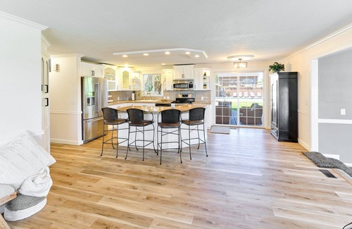Woodburn House | An Entertainment Oasis! Off the I5,Woodburn Outlet Mall & minutes from Safeway.