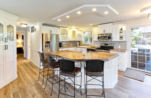 Woodburn House | An Entertainment Oasis! Off the I5,Woodburn Outlet Mall & minutes from Safeway.