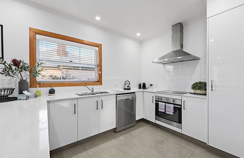 East Launceston House | An ideal townhouse for an executive long term stay.