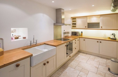 Middleham Cottage | An impressive cottage with beams and views of the Middleham Castle.