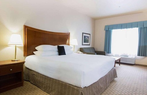 McMinnville Hotel | An Oenophile’s Delight in Red Lion McMinnville! FREE Parking and Pets Allowed!