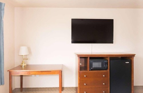 McMinnville Hotel | An Oenophile’s Delight in Red Lion McMinnville! FREE Parking and Pets Allowed!