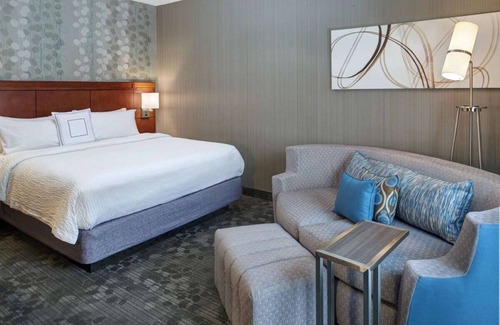 Brookfield Hotel | An Undeniable Jewel in Brookfield! 2 Spacious Units, Pets Allowed, Indoor Pool!