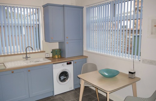 Cleethorpes Cottage | ANCHOR COTTAGE, pet friendly, with a garden in Cleethorpes