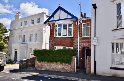 Ryde Ski Chalet | Anchor Down close to the beach cafes and restaurants
