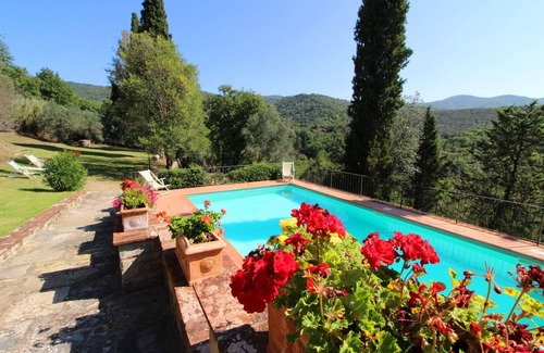 Pieve di Chio Villa | Ancient stone hamlet in an extremely panoramic position overlooking the wooded Val di Chio. Private
