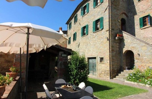 Pieve di Chio Villa | Ancient stone hamlet in an extremely panoramic position overlooking the wooded Val di Chio. Private