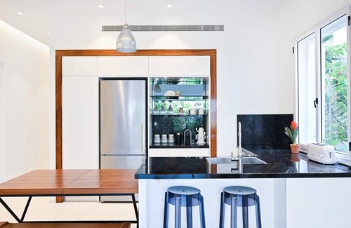 Tel Aviv Promenade Apartment | Andy Warhol at Hakerem by Holyguest