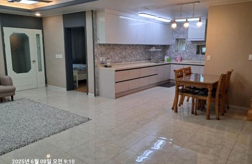 Banghwa3-dong House | Angel B&B