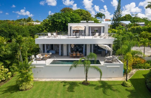Halcyon Heights House | Angel Heights - Deluxe Villa, Close to Holetown
