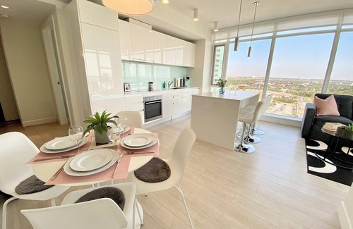Victoria Park Apartment | Angelite: Modern 2 bdrm downtown apartment with FREE parking, Wi-Fi, great views