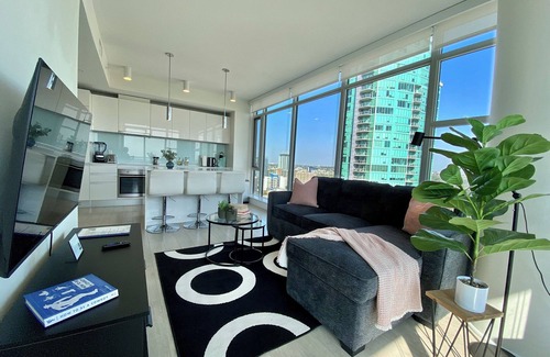Victoria Park Apartment | Angelite: Modern 2 bdrm downtown apartment with FREE parking, Wi-Fi, great views