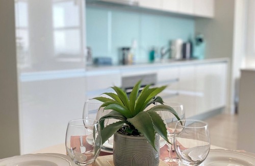 Victoria Park Apartment | Angelite: Modern 2 bdrm downtown apartment with FREE parking, Wi-Fi, great views