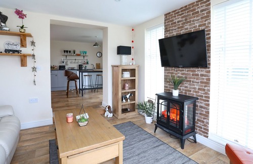 Bryngwran Apartment | ANGLESEY HOLIDAY LET, romantic, with hot tub in Rhosneigr