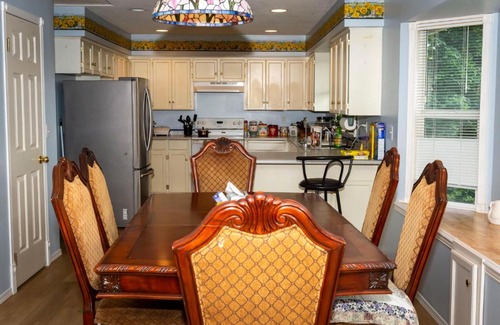 Townline Hill House | Anita's Bed & Breakfast Private Room - With Full Kitchen Access