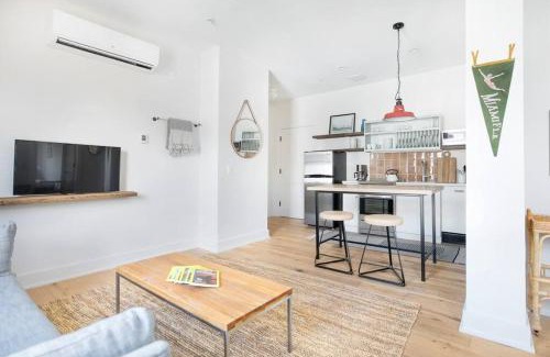 Yamacraw Village House | Annabelle 2D Downtown 2 BR 2BA near City Market