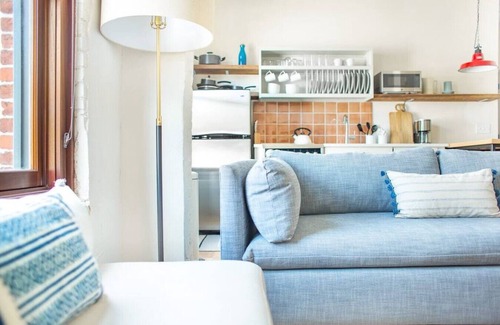 Yamacraw Village Condo | Annabelle 3C - Roomy Hip 2BR in the Heart of Downtown Savannah