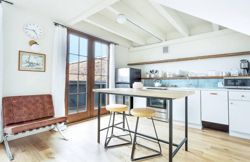 Yamacraw Village Apartment | Annabelle 4A - Top Floor Loft with Terrace in Historic Downtown