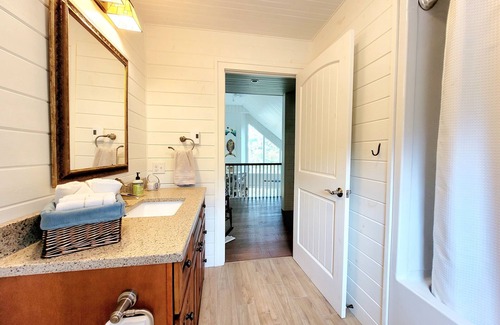 Bay of Fundy & Annapolis Valley Cottage | Annapolis Valley Lakefront Vacation Home with Outdoor Pizza Oven