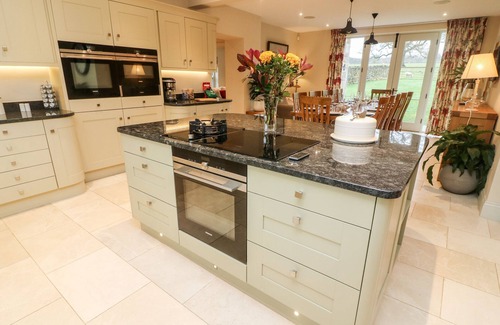 Fourstones Near Bentham House | ANNESIDE, pet friendly, with open fire in Cowan Bridge