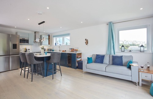 Polzeath Apartment | Anneth Lowen is a large four-bedroom detached house, just a short stroll from the bustling beaches o