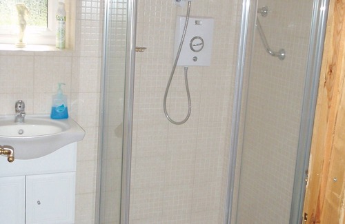 Slinfold Apartment | Annexe with Hot Tub, free Wi-Fi and off-street parking