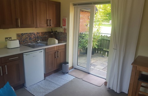 Slinfold Apartment | Annexe with Hot Tub, free Wi-Fi and off-street parking