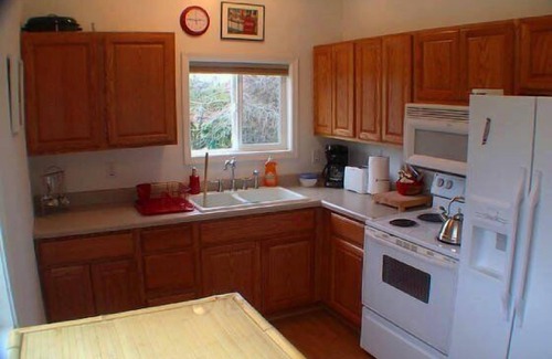 Coos Bay House | Annie's Cottage, Quiet Getaway, Peaceful Waterfall