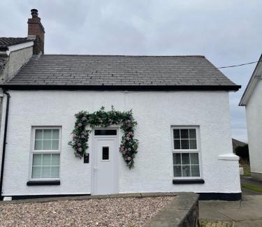 Lisnagunogue House | AnnieRose Cottage- Luxury 3bedroom Cottage with Hot Tub