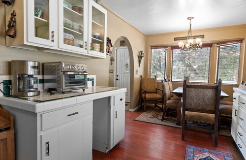Whispering Forest House | Antelope Retreat - 5BR, Sauna, Foosball Table, Fireplace, Deck, BBQ