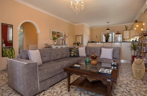 Kalpaki Apartment | Antigoni's Family House!
