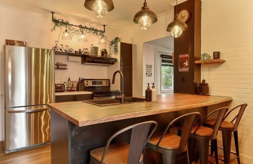 Quartier 5-4 Apartment | Antique CAT 2 King Bed Hot Tub Free Parking