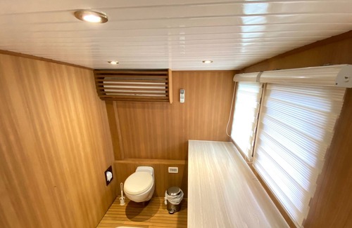 Southern District Boat Rental | Antique Cosy Houseboat @ Aberdeen Fishing Village