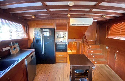 Tin Wan Boat Rental | Antique Cosy Houseboat VINTAGE