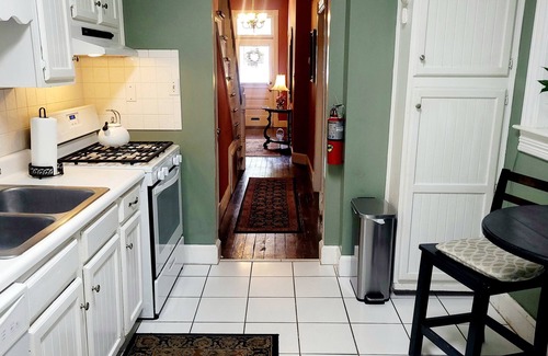 Historic Downtown Savannah House | Antique Gem! Fabulous Antiques:Historic Downtown:Coveted Free Parking for 2 Cars