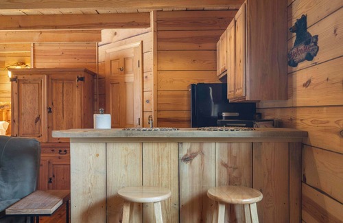 Branson Cabin | Antlers Lodge – Cabin for 4