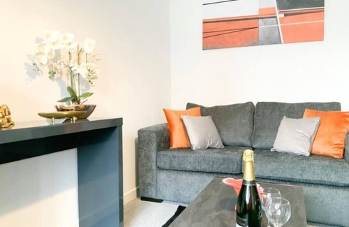 Andover House | Antley House - lovely 3 bedroom house in Andover with free parking.