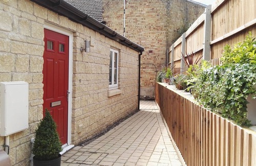 Stamford House | Anvil Bungalow Stamford. Character 2 Bedroom Home with Parking. Central Location