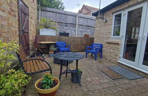 Stamford House | Anvil Bungalow Stamford. Character 2 Bedroom Home with Parking. Central Location