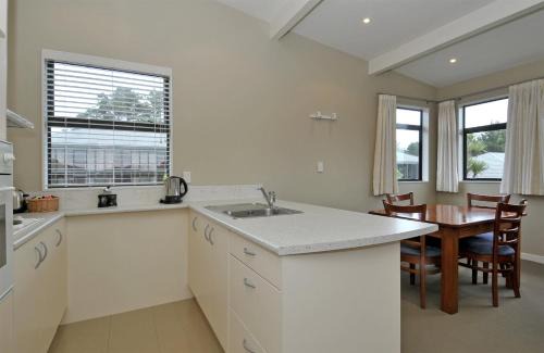Porirua Hotel | Aotea Lodge Porirua