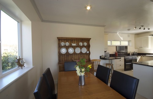 Rhydwyn Cottage | Aotearoa Church Bay- sleeps 8 guests in 4 bedrooms