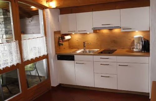 Waging am See Apartment | Apartment 'Ferienwohnung Alpenblick' with Lake View, Private Garden and Wi-Fi