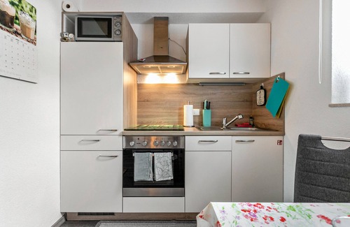 Wesselburener Deichhausen Apartment | Apartment 'Ferienwohnung Ostwind' with Shared Garden and Wi-Fi