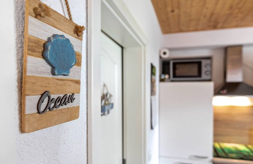 Wesselburener Deichhausen Apartment | Apartment 'Ferienwohnung Ostwind' with Shared Garden and Wi-Fi