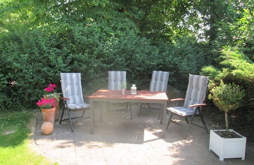 Wesselburener Deichhausen Apartment | Apartment '3-Raum-Ferienwohnung' with Private Terrace, Shared Garden and Wi-Fi