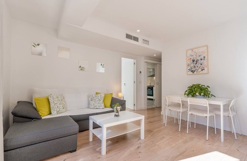 Figares Apartment | Apartment 'Piso Garaje Gratis Granada' with Balcony, Wi-Fi and Air Conditioning