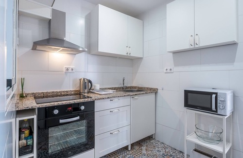 Figares Apartment | Apartment 'Piso Garaje Gratis Granada' with Balcony, Wi-Fi and Air Conditioning