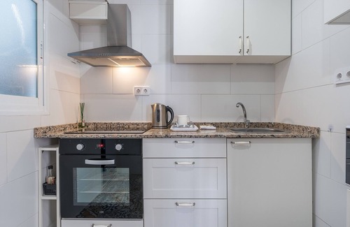 Figares Apartment | Apartment 'Piso Garaje Gratis Granada' with Balcony, Wi-Fi and Air Conditioning